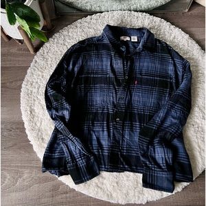 Levi’s Cropped Long Sleeve Flannel